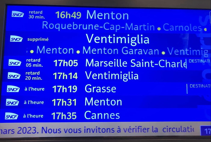 Ritardi dei treni e convogli bloccati in Francia: lavoratori frontalieri in ritardo di due ore