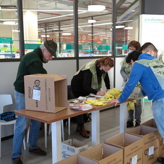 Vallecrosia: oltre una tonnellata di generi alimentari raccolta oggi all'IperConad dagli alpini (Foto)