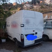 Sanremo: furgone abbandonato per anni e anni, finalmente oggi rimosso da strada Borgo Tinasso (Foto)