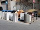 Sanremo: una cucina abbandonata in via Martiri, rifiuti in mezzo alla strada nel fine settimana (Foto)