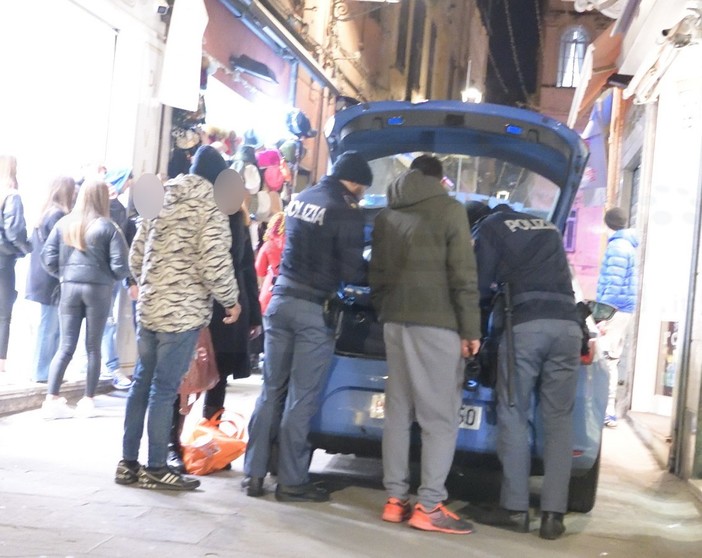 Sanremo: litigio per motivi da chiarire ieri sera in un negozio di via Palazzo, intervento della Polizia (Foto)