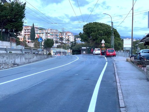 Sanremo: modificata la segnaletica di corso Marconi a Pian di Poma, rifatto anche il marciapiede (Foto)