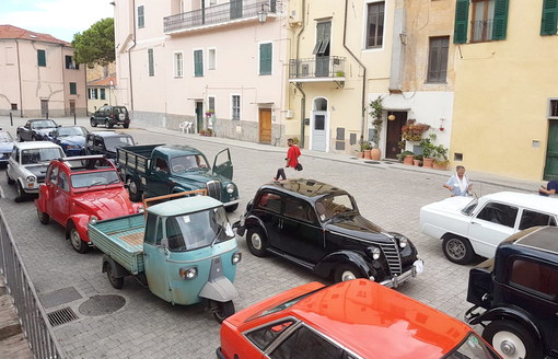 Imperia: giornata all'insegna dei motori e delle auto e moto d'epoca ieri nel quartiere del Parasio