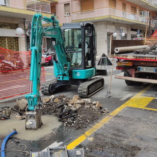 Sanremo: guasto a una tubazione nel quartiere del Polo Nord, operai al lavoro e stop all'acqua (Foto)