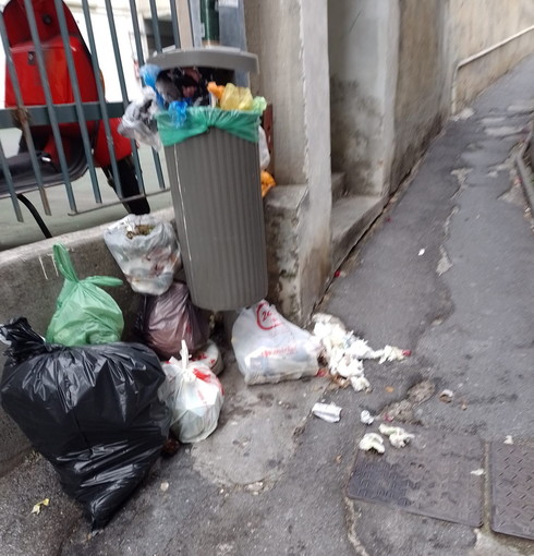 Sanremo: rifiuti abbandonati dai soliti 'furbetti' in via Zefiro Massa, residenti chiedono attenzione (Foto)