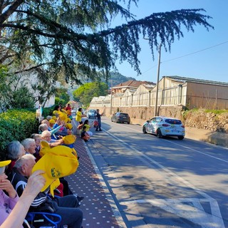 Vallecrosia: il rally passa dalla Rsa Casa Rachele, entusiasmo per gli ospiti per le auto rombanti (Foto)