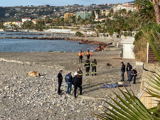 Sanremo: sul lungomare Calvino le onde restituiscono un altro cadavere, è l'ottavo nella nostra provincia (Foto)