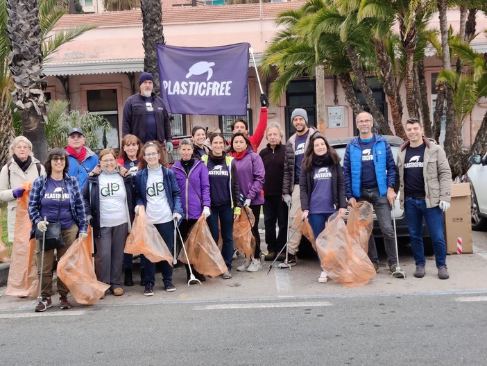 Sanremo, raccolta rifiuti: Plastic Free e I Deplasticati puliscono il litorale e i giardini Italo Calvino (Foto)