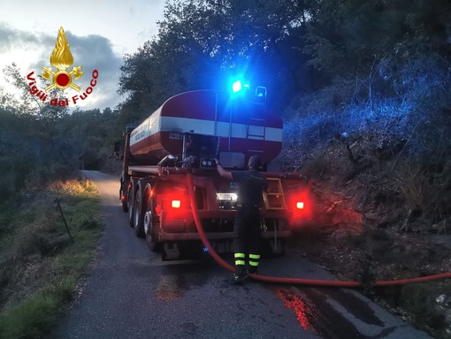 Ancora rifornimenti dei Vigili del Fuoco con l'autobotte per le zone che sono senz'acqua (Foto)