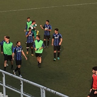 L'Imperia festeggia sul campo della Rivarolese il 2-1 di quest'anno: i nerazzurri vogliono il sorpasso sui genovesi in chiave secondo posto