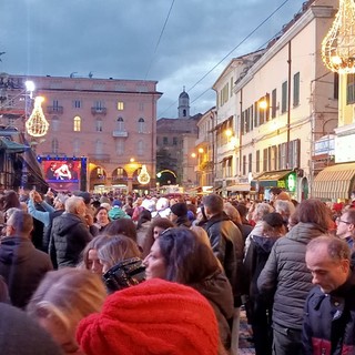 Festival di Sanremo 2024: nonostante la pioggia città presa d'assalto, difficile muoversi a piedi (Foto)