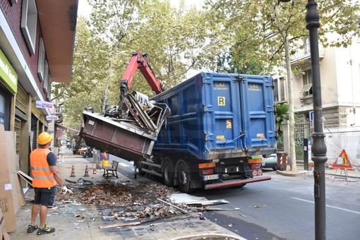 Sanremo: se ne va un altro pezzo di storia, rimossa l'edicola di corso Garibaldi (Foto e Video)