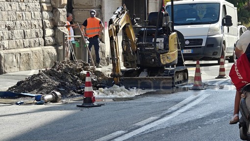 Sanremo: si rompe una tubazione in via Volta, pronto intervento degli operai di Rivieracqua (Foto)