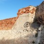 Sanremo: la ruota di una bicicletta in cima al Forte di Santa Tecla, chi ce l'avrà messa? (Foto)