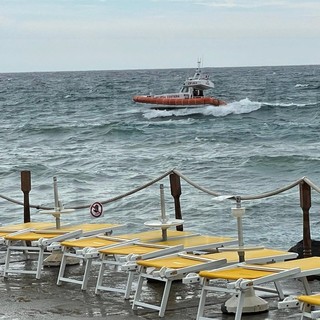 Sanremo: mobilitazione di soccorsi ai Tre Ponti per un surfista disperso, ma era un falso allarme (Foto)