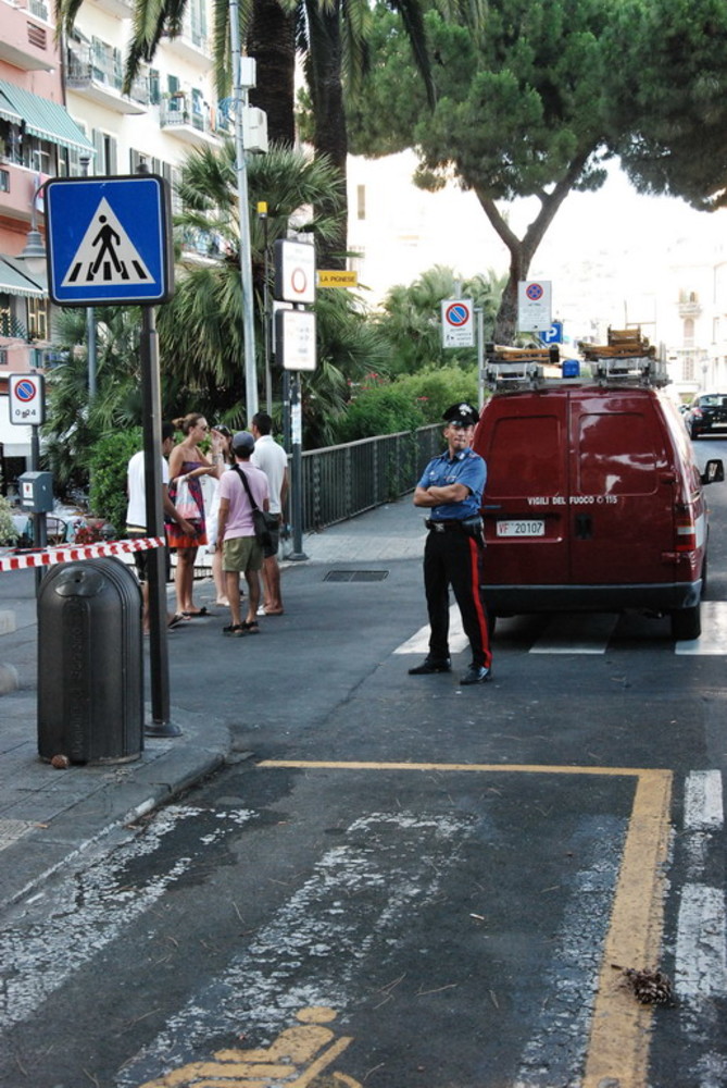 Sanremo: ramo pericolante in piazza San Costanzo, intervento dei Vigili del Fuoco