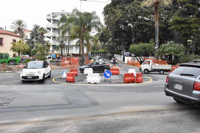 Sanremo: in funzione la nuova rotatoria della Foce, automobilisti soddisfatti ma un intoppo rinvia i risultati (Foto e Video)