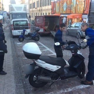 Scatta il Festival e 'spariscono' i motorini dal centro di Sanremo: fioccano multe e rimozioni per i trasgressori