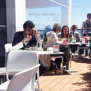 Sanremo: pranzo in riva al mare per Riccardo Scamarcio al ristorante 'Impekabile' sulla pista ciclabile