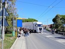 Gli alunni sull'Aurelia al passaggio di un tir