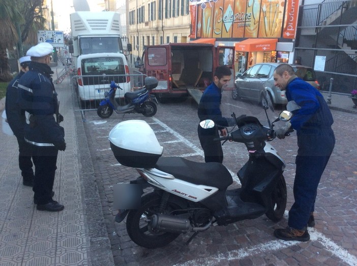 Scatta il Festival e 'spariscono' i motorini dal centro di Sanremo: fioccano multe e rimozioni per i trasgressori