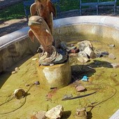 Sanremo: pietre e massi lanciati nella fontana ai giardini di Villa del Sole, i controlli dove sono? (Foto)