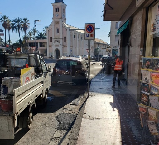 Sanremo: cartello del parcheggio disabili divelto, pronto intervento del Comune dopo la nostra segnalazione (Foto)