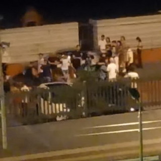 Bordighera: rissa stanotte sul lungomare Argentina, coinvolte decine di giovani. Indagini delle forze dell'ordine (Video)