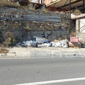 Sanremo: 'solito' abbandono di rifiuti in via Padre Semeria, pessimo biglietto da visita per la città (Foto)