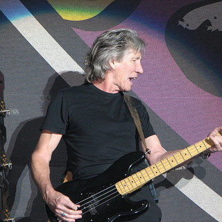 Il &quot;lato oscuro della luna&quot; s'illumina a Sanremo: stasera videomessaggio di Roger Waters