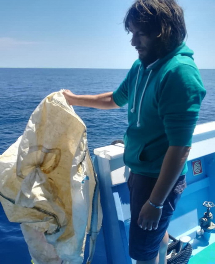 Imperia: grossi sacchi pericolosi per le tartarughe trovati in mare da ‘Whalewatch Imperia’ (Foto)