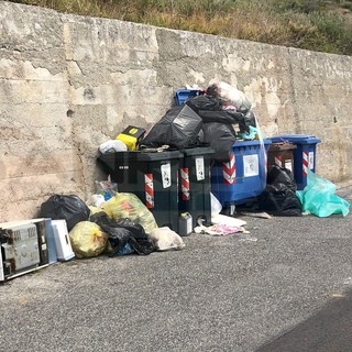 Sanremo: rifiuti abbandonati e degrado in via Banchette Napoleoniche, i soliti incivili (Foto)