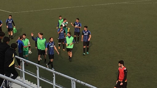 L'Imperia festeggia sul campo della Rivarolese il 2-1 di quest'anno: i nerazzurri vogliono il sorpasso sui genovesi in chiave secondo posto