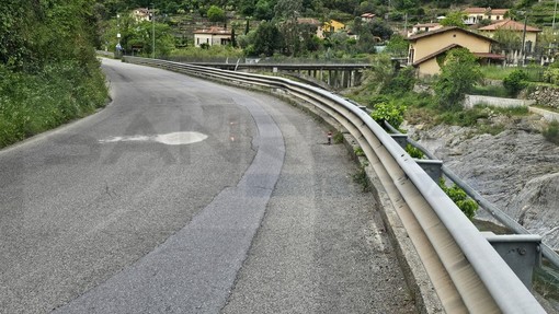 Badalucco: voragine sotto l'asfalto in località Isolalunga, divieto ai mezzi pesanti e semaforo per i lavori (Foto)