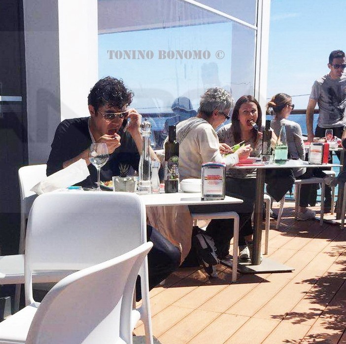 Sanremo: pranzo in riva al mare per Riccardo Scamarcio al ristorante 'Impekabile' sulla pista ciclabile