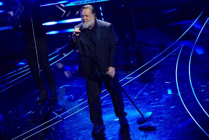 Sanremo 2024, Russell Crowe e la sua band infiammano il palco dell'Ariston, ma non manca lo scherzo su Travolta