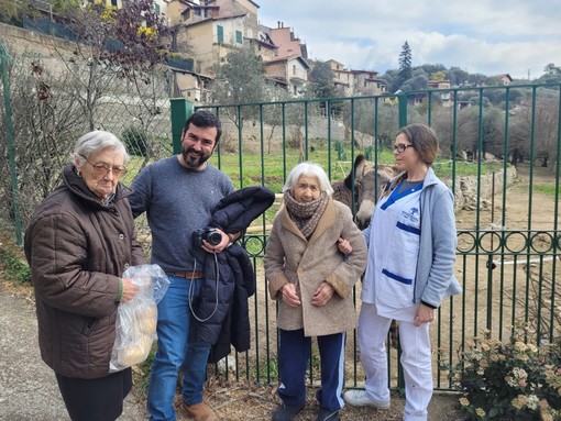 Olivetta San Michele: mattinata insieme agli asinelli del paese per gli ospiti della Residenza degli Olivi (foto)