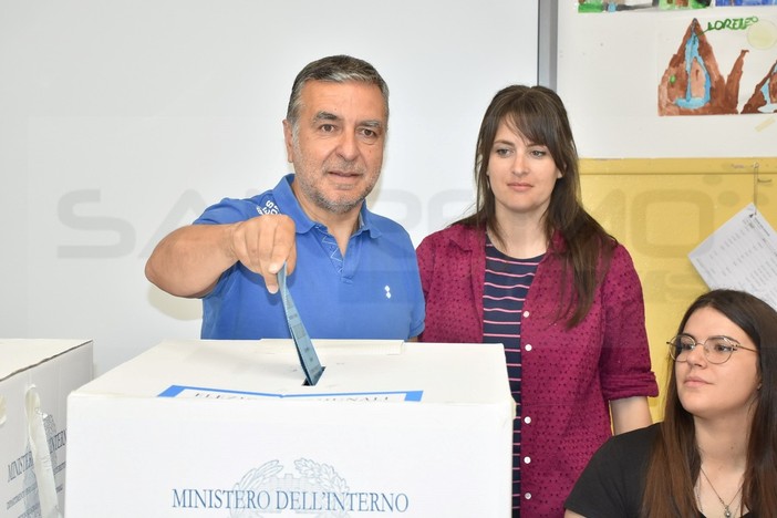 Elezioni Amministrative Sanremo: stamattina a Coldirodi ha votato il candidato a sindaco Roberto Rizzo (Foto)