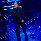 Sanremo 2024, Russell Crowe e la sua band infiammano il palco dell'Ariston, ma non manca lo scherzo su Travolta