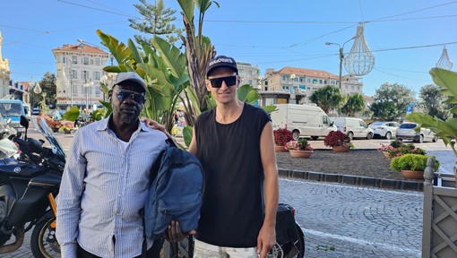 Trova uno zaino alla fermata del pullman, dopo tre mesi incontra il proprietario e glielo restituisce