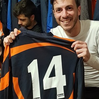 Riccardo Facciolo mostra a fine partita fiero la sua 14 del Bordighera Sant'Ampelio