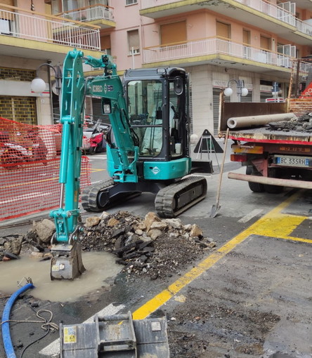 Sanremo: guasto a una tubazione nel quartiere del Polo Nord, operai al lavoro e stop all'acqua (Foto)