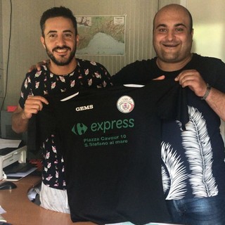 Bruno Raguseo mentre firma per la Sanstevese