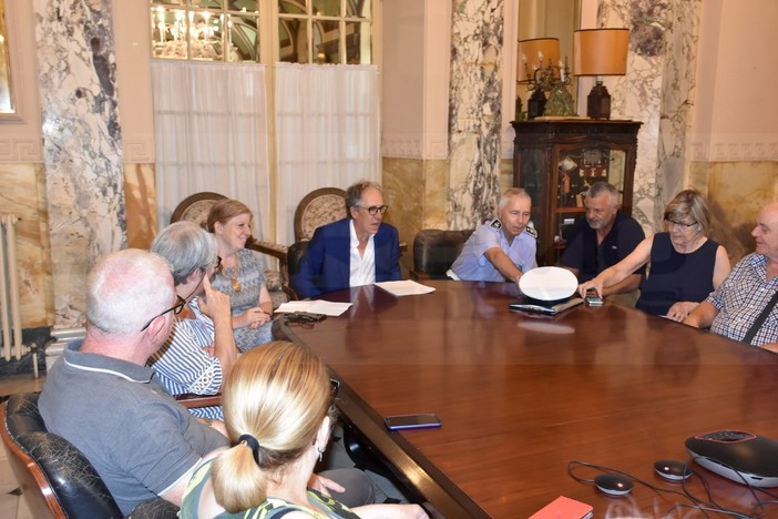 Sanremo: riunione per corso Garibaldi, il Sindaco &quot;Più pulizia e controlli ma anche passaggi pedonali rialzati&quot; (Video)