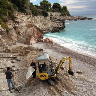 Ventimiglia: rimosse questa mattina le basi di cemento armato sulla spiaggetta dei Balzi Rossi