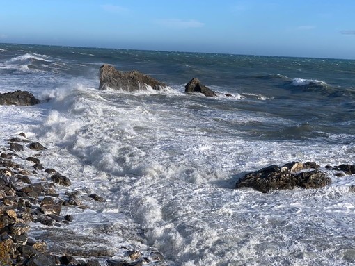 Imperia: donne cade in spiaggia scivolando dagli scogli, intervento dei vigili del fuoco