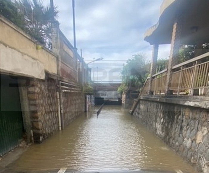 Bordighera: con le forti piogge di questa notte nuovamente allagato il sottopasso di via Noaro (Foto)