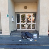 Ventimiglia: sacchi dell'immondizia gettati sull'ingresso del Comune, dispetto o protesta per il servizio? (Foto)