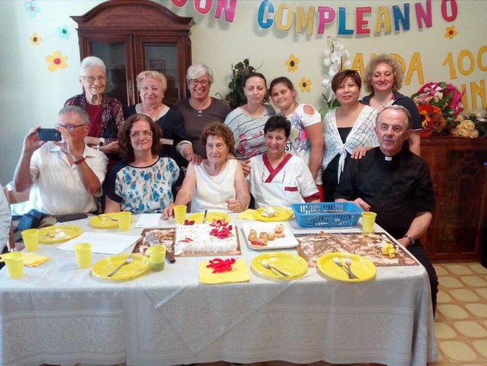 Sanremo: grande festa ieri alla residenza 'Villa Santa Clotilde' per i 100 anni di Savina Ronconi (Foto)