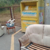 Bordighera: un salotto abbandonato alle 'Due Strade', non si placa il malcostume delle discariche abusive (Foto)